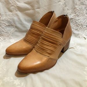 Amope Bedstu Trough Rustic Bootie Natural Leather